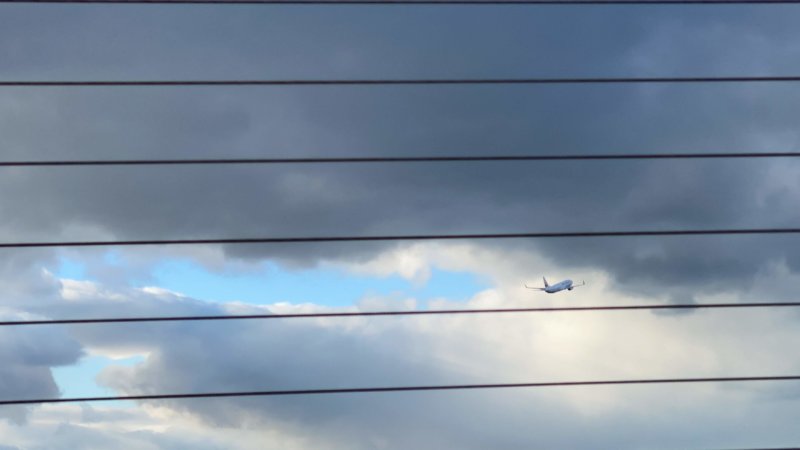 飛び立つ飛行機を見送る