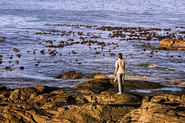 画像：海辺で立つ女性