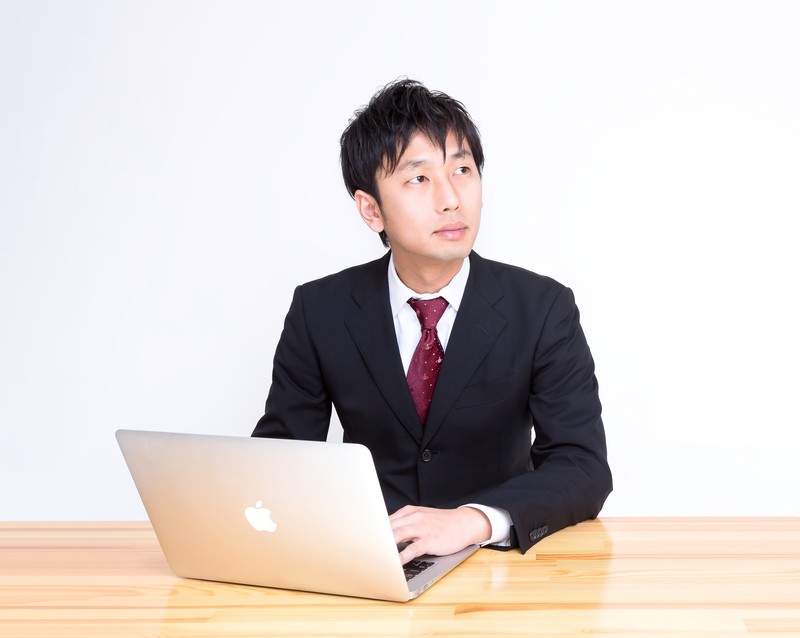 画像:男性とPC