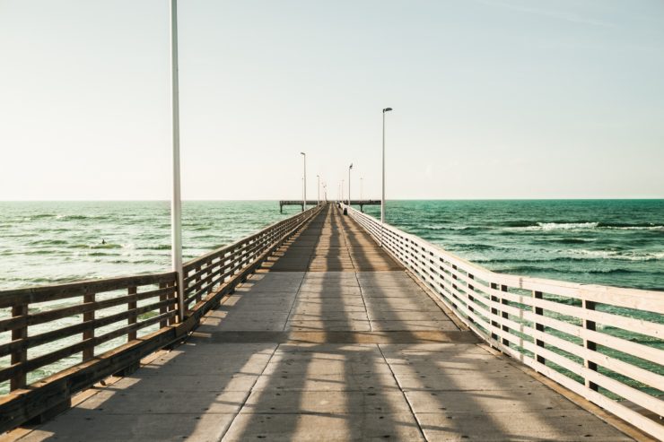 画像：海と道の風景