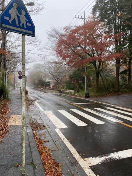 箱根リトリートföre(フォーレ)の入り口。ちょっとわかりづらいですが木の看板あります。